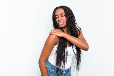 Beyaz arka planda, omuz ağrısı çeken genç bir Afrikalı Amerikalı kadın..