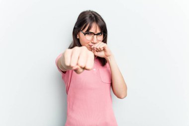 Beyaz arka planda izole edilmiş genç beyaz kadın bir tartışma yüzünden yumruk, öfke, kavga, boks....