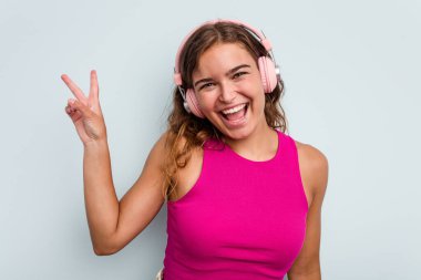 Neşeli ve tasasız parmakları olan bir barış sembolü.