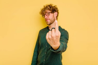 Sarı arka planda izole edilmiş genç beyaz adam sanki seni davet ediyormuş gibi seni işaret ediyor..