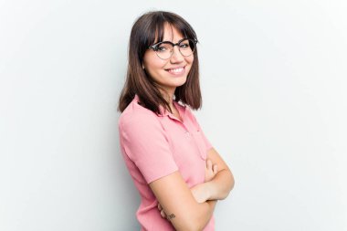 Beyaz arka planda izole edilmiş genç beyaz kadın mutlu, güler yüzlü ve neşeli.