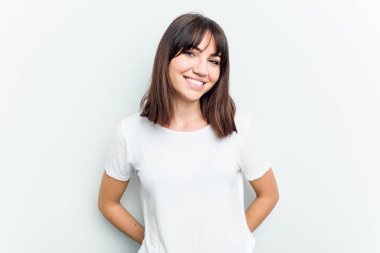 Beyaz arka planda izole edilmiş genç beyaz kadın mutlu, güler yüzlü ve neşeli.