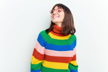 Beyaz arka planda izole edilmiş genç beyaz kadın rahat ve mutlu bir şekilde gülüyor, boynunda dişlerini gösteriyor..