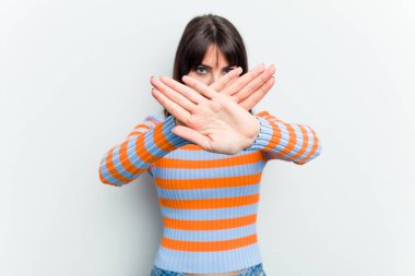 Beyaz arka planda izole edilmiş beyaz bir kadın inkar jesti yapıyor.