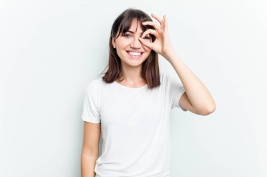 Beyaz arka planda izole edilmiş beyaz bir kadın heyecanlı..