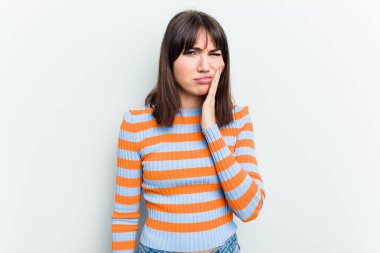 Beyaz arka planda izole genç beyaz kadın güçlü bir diş ağrısı, azıdişi ağrısı var..