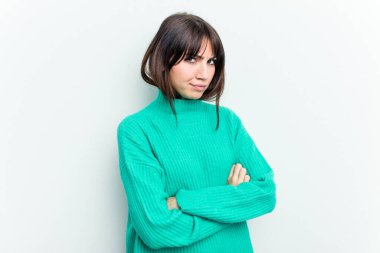 Beyaz arka planda izole edilmiş genç beyaz kadın şüpheli, belirsiz, seni muayene ediyor..