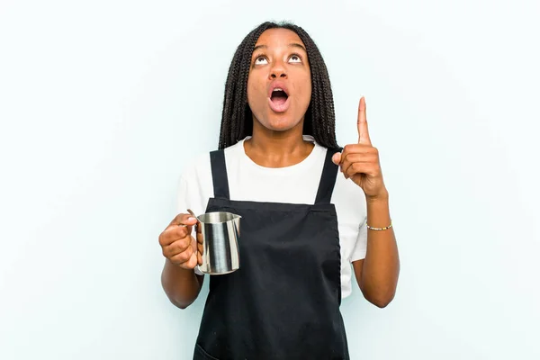 Jeune Femme Barista Afro Américaine Isolée Sur Fond Bleu Pointant — Photo