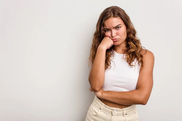 Mulher Branca Jovem Isolado Fundo Azul Que Sente Triste Pensativo — Fotografia de Stock