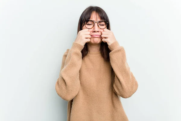 被白色背景隔离的年轻的高加索女人悲伤地呻吟着 — 图库照片