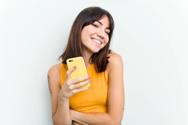 Ung Kaukasiska Kvinna Som Använder Mobiltelefon Isolerad Vit Bakgrund Skrattar — Stockfoto