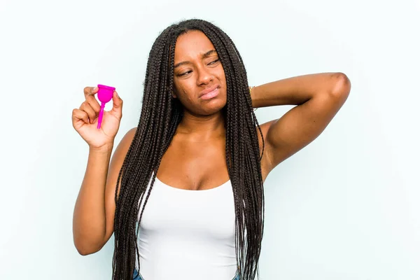 Ung Afroamerikansk Kvinna Håller Menstruationskopp Isolerad Blå Bakgrund Vidröra Baksidan — Stockfoto