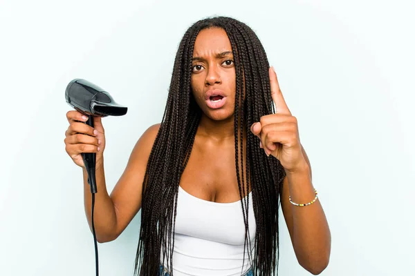 Ung Afroamerikansk Kvinna Håller Hårtork Isolerad Blå Bakgrund Har Idé — Stockfoto