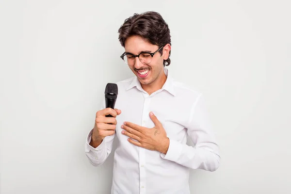 Mladý Hispánský Zpěvák Muž Izolované Bílém Pozadí Směje Baví — Stock fotografie