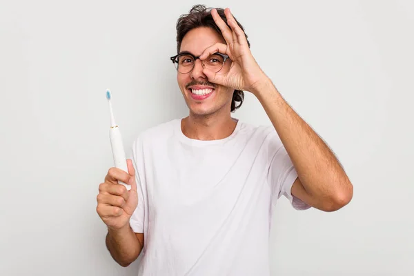 Ung Latinamerikansk Man Håller Elektrisk Tandborste Isolerad Vit Bakgrund Upphetsad — Stockfoto