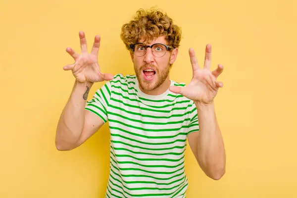 Jonge Blanke Man Geïsoleerd Gele Achtergrond Boos Schreeuwen Met Gespannen — Stockfoto