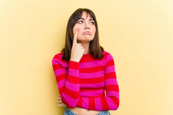 Jovem Caucasiana Isolada Fundo Amarelo Chorando Infeliz Com Algo Agonia — Fotografia de Stock