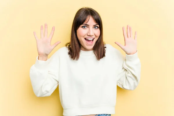 Young Caucasian Woman Isolated Yellow Background Receiving Pleasant Surprise Excited — Stock Photo, Image