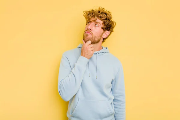 Young Caucasian Man Isolated Yellow Background Thinking Looking Being Reflective — Stock Photo, Image
