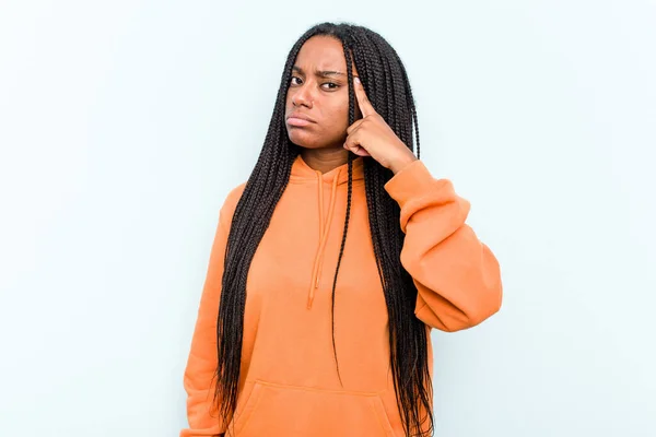 Jonge Afro Amerikaanse Vrouw Met Vlechten Haar Geïsoleerd Blauwe Achtergrond — Stockfoto