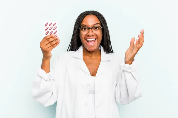 Young African American Pharmacist Woman Isolated Blue Background Receiving Pleasant — Stock Photo, Image