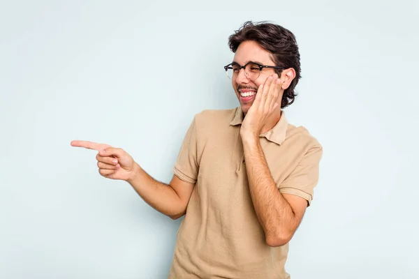 Young Hispanic Man Isolated Blue Background Saying Gossip Pointing Side — ストック写真