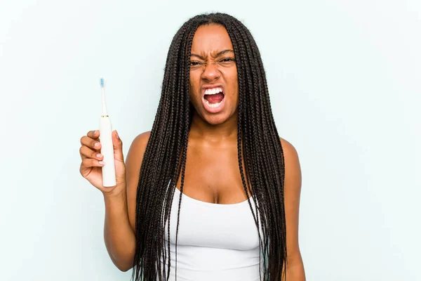 Jonge Afro Amerikaanse Vrouw Met Elektrische Tandenborstel Geïsoleerd Blauwe Achtergrond — Stockfoto