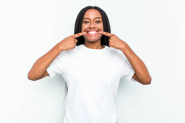 Jovem Afro Americana Isolada Fundo Branco Sorri Apontando Dedos Para — Fotografia de Stock