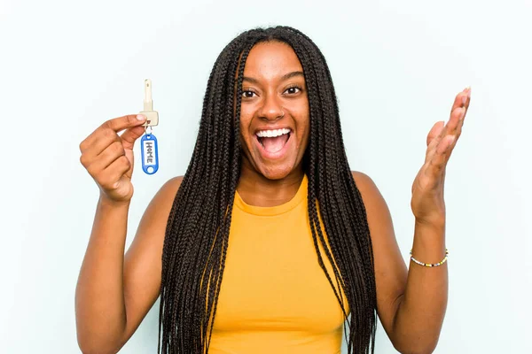 Mladá Afroameričanka Drží Domácí Klíče Izolované Modrém Pozadí Obdrží Příjemné — Stock fotografie