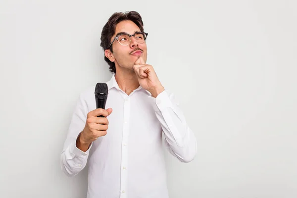 Jonge Spaanse Zanger Man Geïsoleerd Witte Achtergrond Kijken Zijwaarts Met — Stockfoto