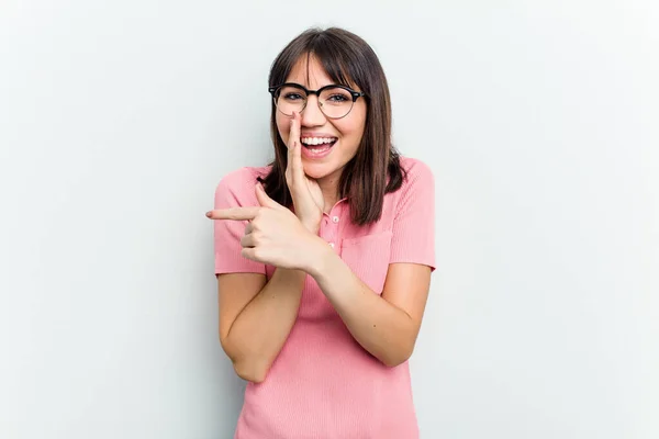 Mujer Caucásica Joven Aislada Sobre Fondo Blanco Diciendo Chisme Señalando — Foto de Stock