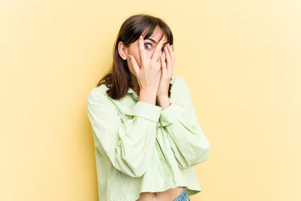 Young Caucasian Woman Isolated Yellow Background Blink Fingers Frightened Nervous — Stock Photo, Image