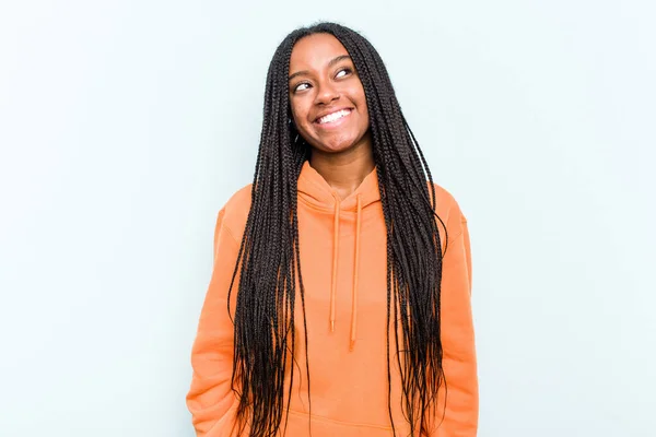 Młoda Afroamerykanka Warkoczami Włosy Odizolowane Niebieskim Tle Zrelaksowany Szczęśliwy Śmiech — Zdjęcie stockowe
