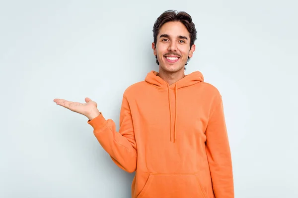 Joven Hispano Aislado Sobre Fondo Azul Mostrando Espacio Copia Una — Foto de Stock