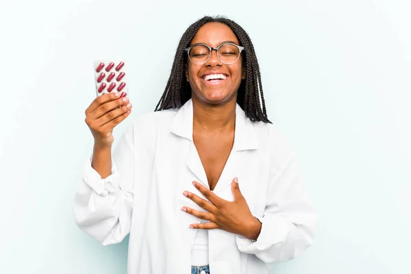Jonge Afro Amerikaanse Apotheker Vrouw Geïsoleerd Blauwe Achtergrond Lacht Luid — Stockfoto