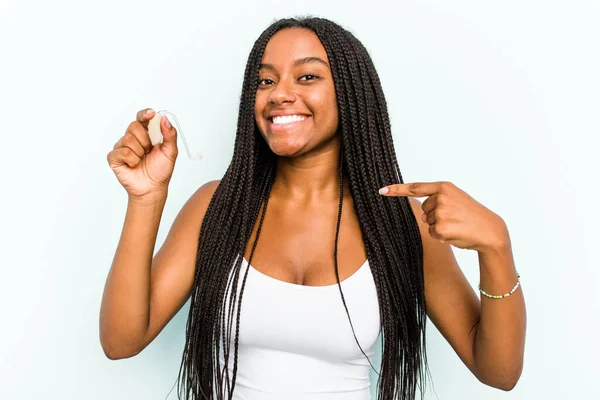 Elinde Işitme Cihazı Tutan Genç Afrikalı Bir Kadın Mavi Arka — Stok fotoğraf