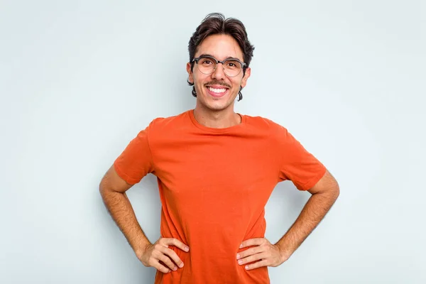 Jovem Hispânico Isolado Fundo Azul Feliz Sorridente Alegre — Fotografia de Stock