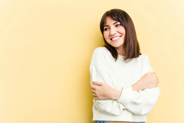 Jonge Kaukasische Vrouw Geïsoleerd Gele Achtergrond Glimlachen Zelfverzekerd Met Gekruiste — Stockfoto