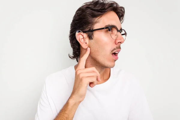 Hombre Hispano Joven Con Audífono Aislado Sobre Fondo Blanco — Foto de Stock