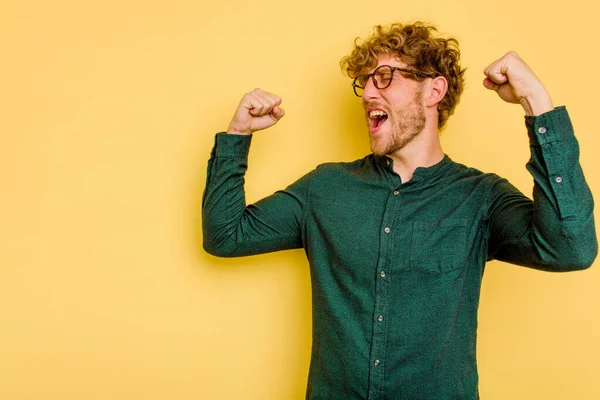 Young Caucasian Man Isolated Yellow Background Raising Fist Victory Winner — Stock Photo, Image