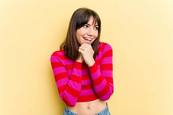 Jonge Blanke Vrouw Geïsoleerd Gele Achtergrond Bidden Voor Geluk Verbaasd — Stockfoto