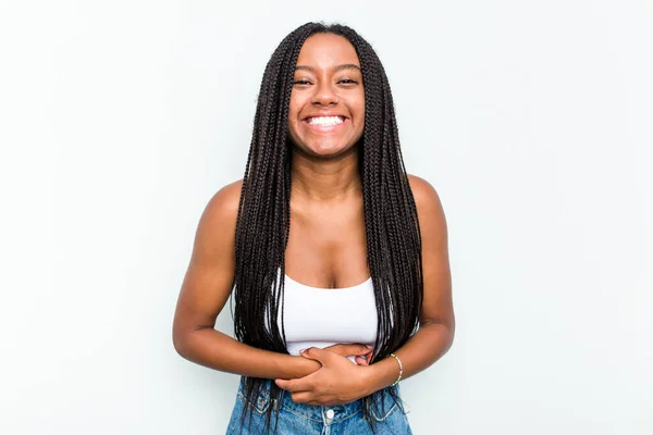 白人を背景に孤立した若いアフリカ系アメリカ人女性が笑い楽しみ — ストック写真