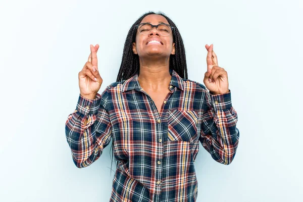 Junge Afroamerikanerin Mit Geflochtenen Haaren Auf Blauem Hintergrund Drückt Glück — Stockfoto