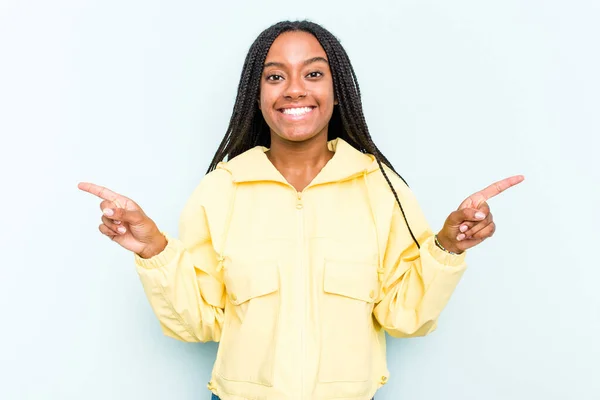 Mavi Arka Planda Saçı Olan Genç Afrikalı Amerikalı Kadın Farklı — Stok fotoğraf