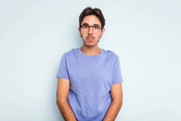 Mladý Hispánec Izolovaný Modrém Pozadí Smutný Vážný Obličej Nešťastný Nespokojený — Stock fotografie