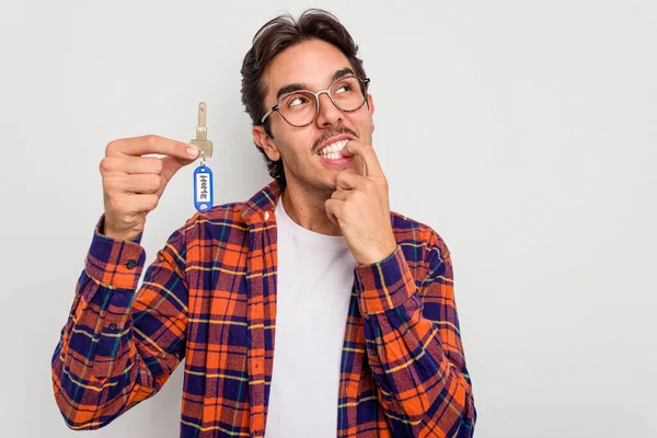 Jonge Spaanse Man Met Huissleutels Geïsoleerd Witte Achtergrond Ontspannen Denken — Stockfoto