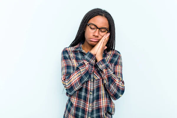 Junge Afroamerikanerin Mit Geflochtenen Haaren Auf Blauem Hintergrund Gähnt Und — Stockfoto