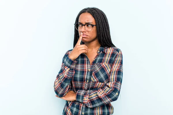 Young African American Woman Braids Hair Isolated Blue Background Keeping — Stock Photo, Image