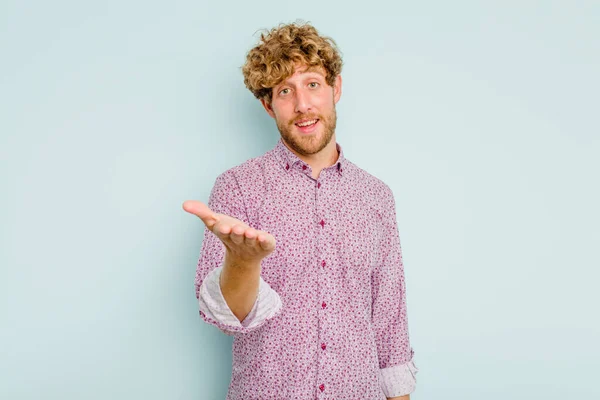 Junger Kaukasischer Mann Isoliert Auf Blauem Hintergrund Und Streckt Zur — Stockfoto