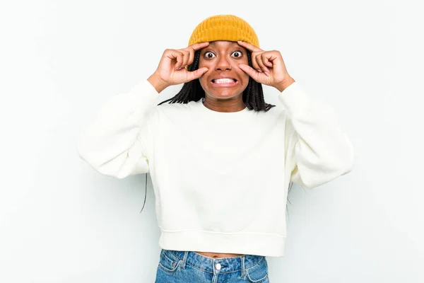 Young African American Woman Isolated White Background Keeping Eyes Opened — Stock Photo, Image